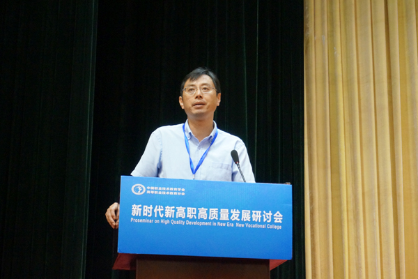 1535015116596051964.jpg 高职分会副会长、福建信息职业技术学院院长江吉彬主持.jpg